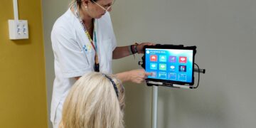 El Hospital Insular de Gran Canaria incorpora un lector ocular para mejorar la comunicación con pacientes