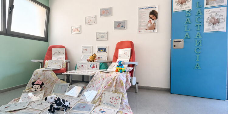 El Área de Salud de Fuerteventura celebra la Semana de la Lactancia Materna decorando con dibujos sus centros
