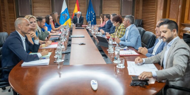 Canarias moviliza 3,6 millones para compensar el sobrecoste de combustibles en la actividad industrial