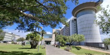 El HUC informa de una avería eléctrica que afectó a la actividad de los quirófanos programados para ayer