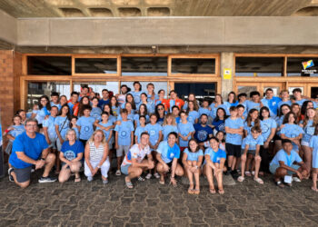 Antonia María Pérez visita el campamento de verano de Adigran en Gran Canaria