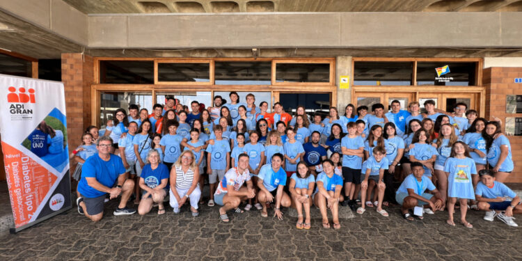 Antonia María Pérez visita el campamento de verano de Adigran en Gran Canaria