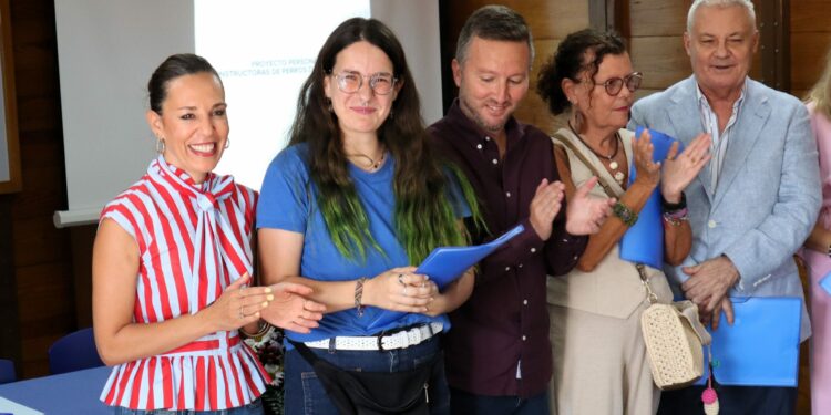 Empleo certifica a veinte personas formadas como instructoras de perros de asistencia