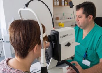 Especialistas del Hospital La Candelaria recomiendan extremar el cuidado de los ojos en verano y durante el eclipse
