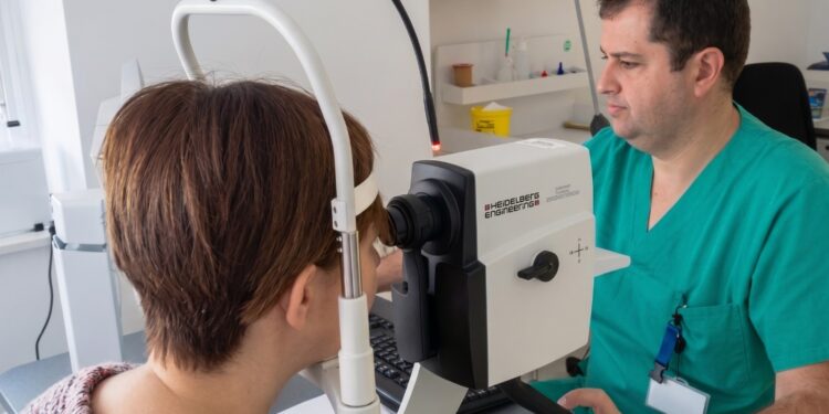 Especialistas del Hospital La Candelaria recomiendan extremar el cuidado de los ojos en verano y durante el eclipse