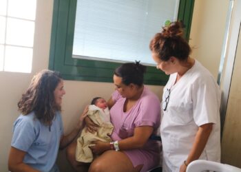 Las matronas del Molina Orosa ofrecen apoyo especializado a la lactancia materna las 24 horas del día