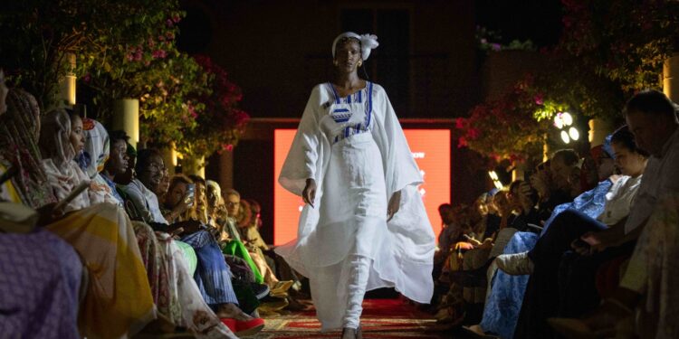 Canarias culmina en Mauritania la primera fase del Clúster de Moda con un desfile en la Embajada de España