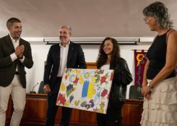 Clavijo resalta el talento canario en un encuentro con la alumna herreña autora de la postal navideña del Gobierno