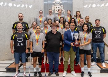 Ángel Sabroso celebra el extraordinario momento del Rocasa Gran Canaria tras sumar una nueva Supercopa