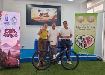Deportes impulsa el reto solidario de Lionell Sánchez, que recorrerá siete islas en bicicleta contra la leucemia