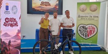 Deportes impulsa el reto solidario de Lionell Sánchez, que recorrerá siete islas en bicicleta contra la leucemia