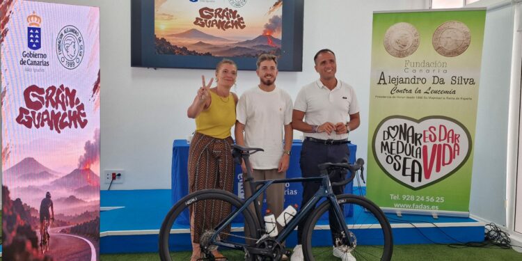 Deportes impulsa el reto solidario de Lionell Sánchez, que recorrerá siete islas en bicicleta contra la leucemia