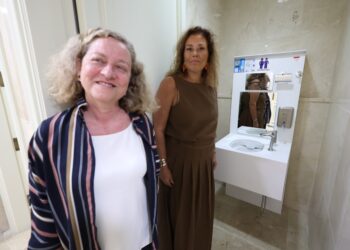 La presidenta y vicepresidenta del Parlamento durante la inauguración de los aseos ostomizados