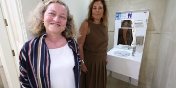 La presidenta y vicepresidenta del Parlamento durante la inauguración de los aseos ostomizados