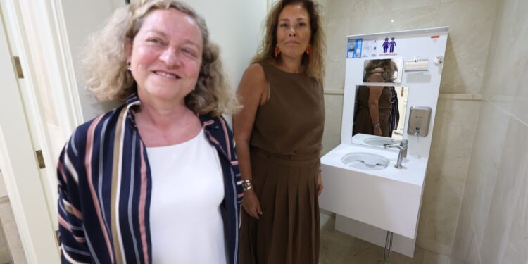 La presidenta y vicepresidenta del Parlamento durante la inauguración de los aseos ostomizados