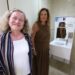 La presidenta y vicepresidenta del Parlamento durante la inauguración de los aseos ostomizados
