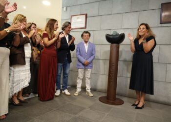 Un momento durante la presentación de la escultura