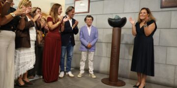 Un momento durante la presentación de la escultura