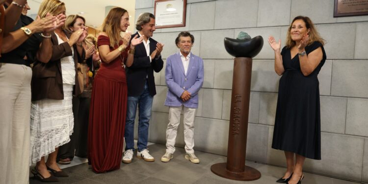 Un momento durante la presentación de la escultura