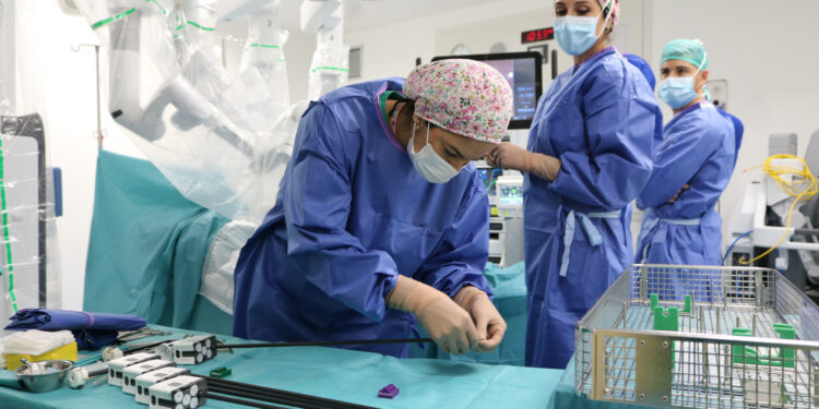 El Hospital Molina Orosa afianza la cirugía robótica con 165 intervenciones en su primer año
