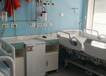 El HUC dota a las 18 habitaciones de la planta de Pediatría de neveras para uso de las familias