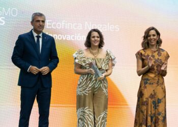 Manuel Domínguez y Jéssica de León reivindican un turismo que genere empleo, riqueza y proteja el territorio