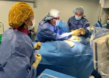 El Hospital La Candelaria realiza por primera vez un procedimiento para tratar una de las causas del dolor lumbar
