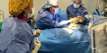 El Hospital La Candelaria realiza por primera vez un procedimiento para tratar una de las causas del dolor lumbar