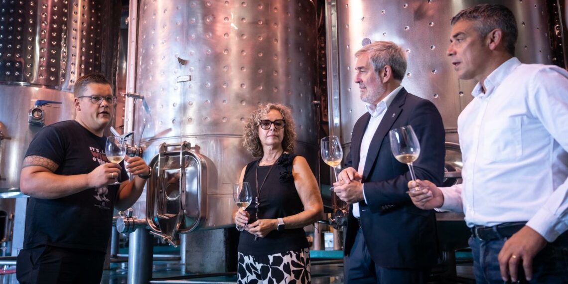 Clavijo apuesta por el enoturismo para generar más valor en el sector primario y diferenciar la oferta turística