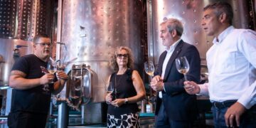 Clavijo apuesta por el enoturismo para generar más valor en el sector primario y diferenciar la oferta turística