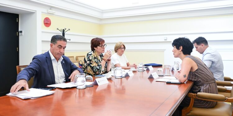 Canarias acudirá a la justicia para que el Estado asuma el triaje de los menores migrantes