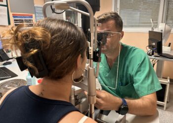 Oftalmólogos del Hospital La Candelaria recuerdan que frotarse los ojos puede provocar una deformación corneal