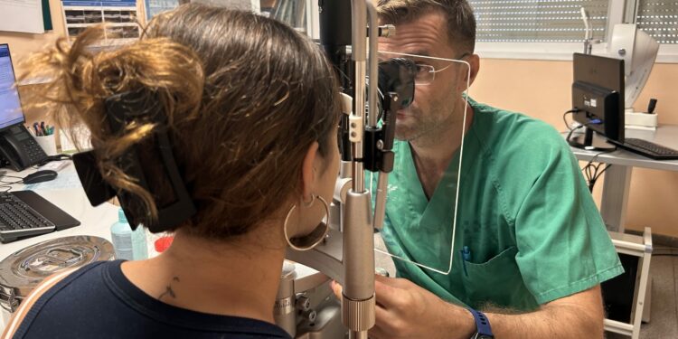 Oftalmólogos del Hospital La Candelaria recuerdan que frotarse los ojos puede provocar una deformación corneal
