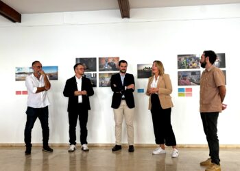 La exposición Travesías muestra en Puerto de la Cruz la vida de menores migrantes “para derribar prejuicios”