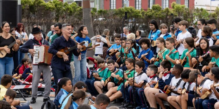 Educación incorpora este curso veintidós centros más al proyecto Un timple en mi cole