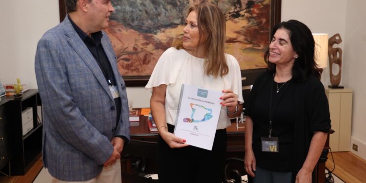 Un momento durante la recepción del informe