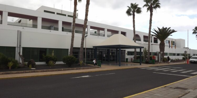 El Área de Salud de Lanzarote entrega al SCS el plan de infraestructuras sanitarias de la isla para su supervisión