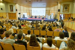 Imagen de la inauguración con el auditorio lleno