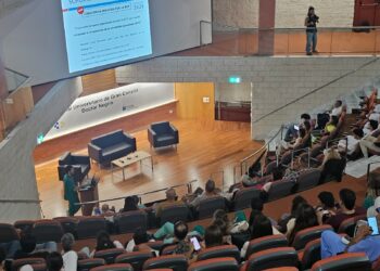 El Hospital Doctor Negrín enseña a salvar vidas con una jornada de formación en RCP para profesionales y ciudadanía